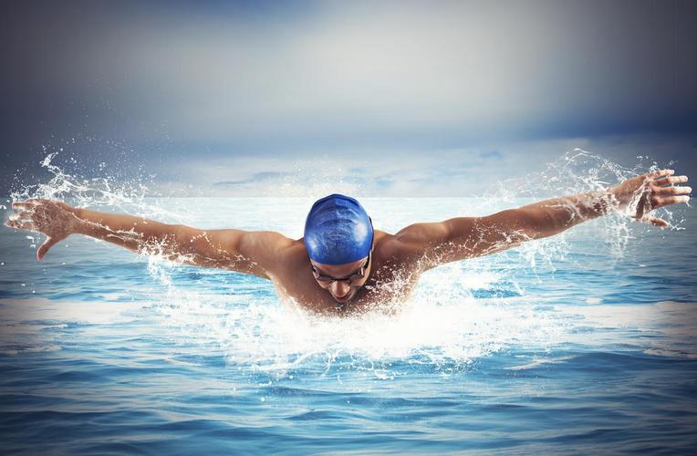 蓝色大海里正在进行游泳的专业男子运动员
