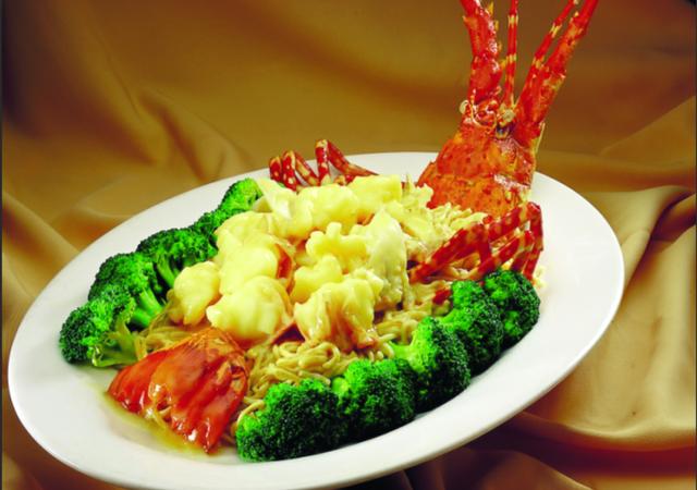 上汤焗龙虾是一道色香味俱全的传统名菜,属于粤菜系.