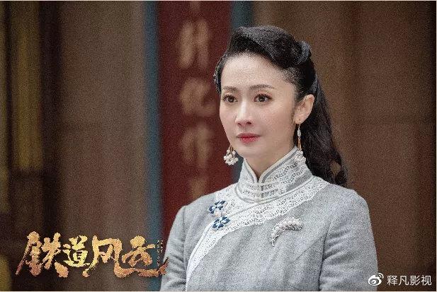 2021年,杨斯出演抗日大剧《铁道风云》,她饰演旗袍设计师祝明悦,该剧