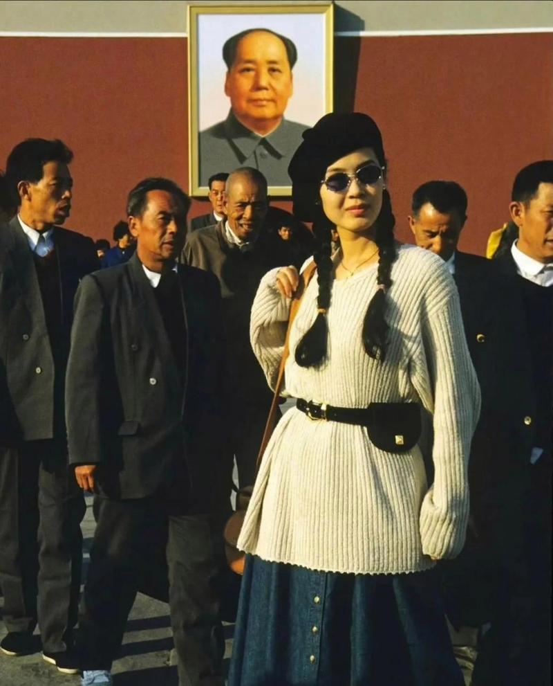 在上个世纪的80年代,有一位打扮时尚的姑娘站在天安门广场前,留下了一
