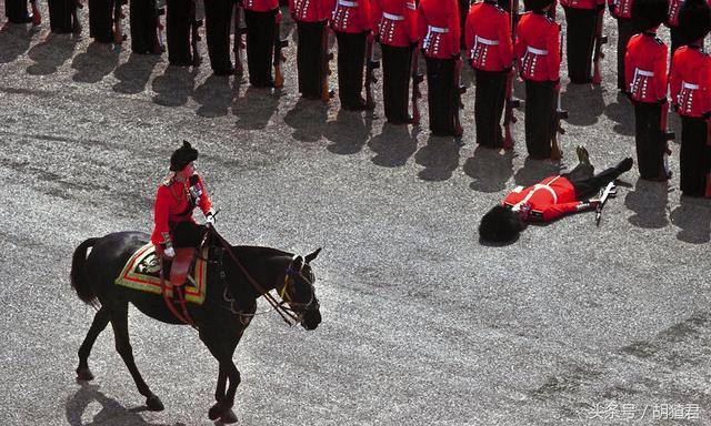 拜倒在女王马靴下的士兵:1970年,在英国女王伊丽莎白二世阅兵期间