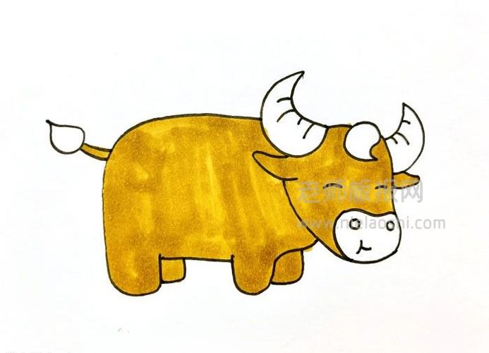 首页 简笔画 动物简笔画    1,首先画出牛头,画出它标志性的牛角,弯弯