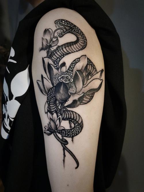 设计一款属于自己的纹身,水墨小写意荷花与小写实蛇的结合很有意义,亦