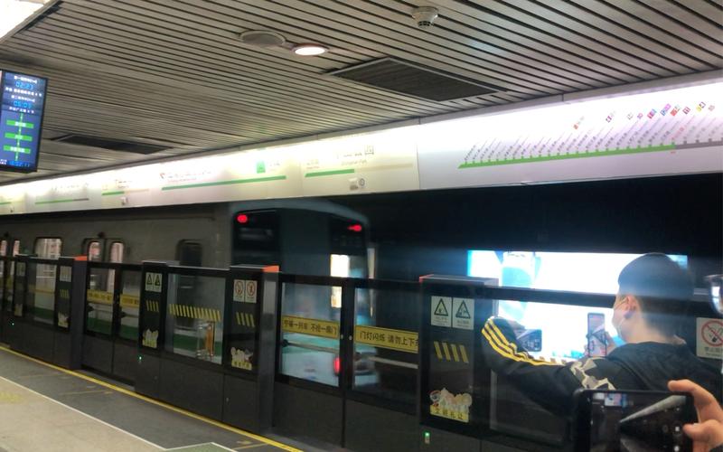 【上海地铁】2号线02a01型列车(西瓜)在中山公园站出站,终点站广兰路