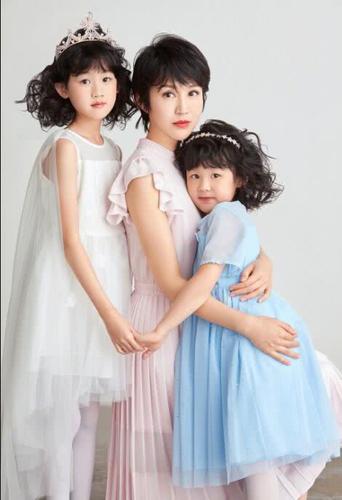鲍蕾携两女儿拍亲子写真,贝儿小叶子身材超好长相均酷似陆毅