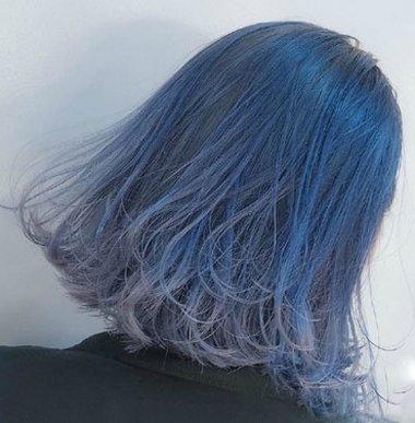 这里用到的两种颜色都是偏暗夜系的天空蓝色染发,将发根的头发做成