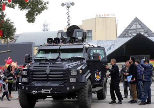 杭州特警展示价值160万防暴装甲车