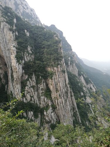 太室山位于河南省登封县北,为嵩山之东峰,海拔1440米