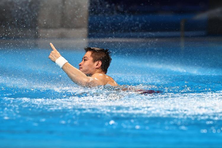 摄当日,在东京奥运会跳水男子10米跳台决赛中,中国选手曹缘夺得冠军