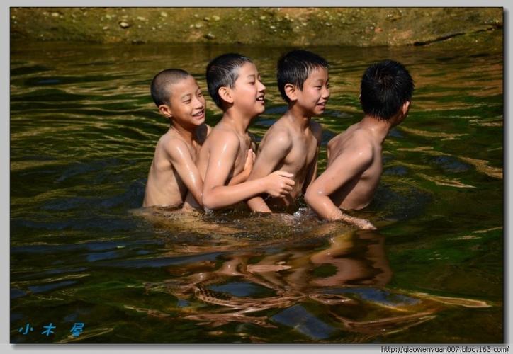 拙题转载夏天游泳的可爱小男孩们邓连朝