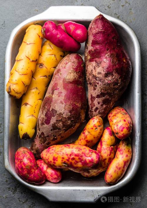 秘鲁生料烹饪尤卡彩色红薯和山芋上面的风景