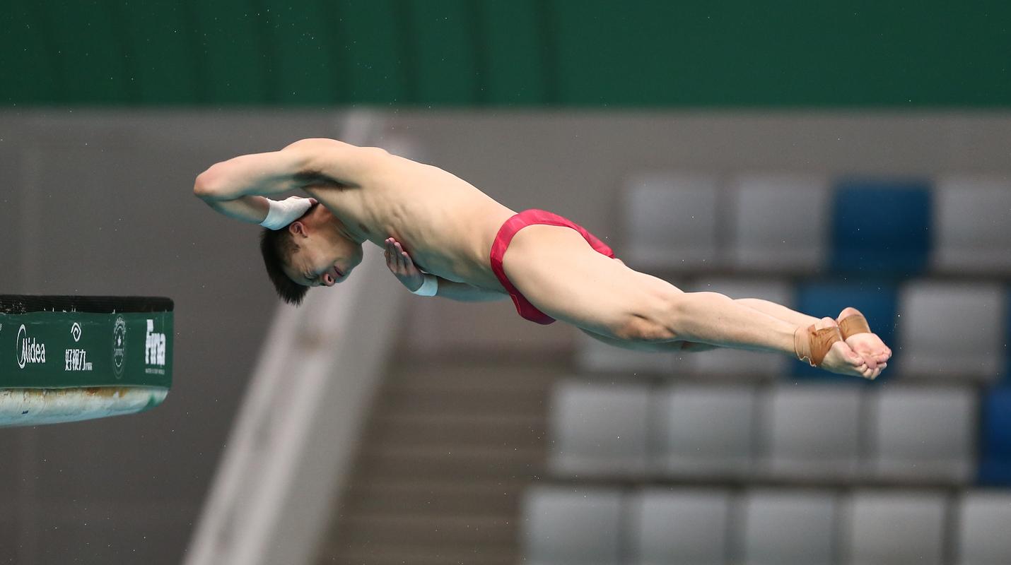跳水——国际泳联系列赛(北京站):陈艾森晋级男子10米跳台决赛