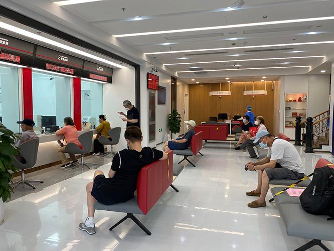 上海的银行门口排长队有缓解但客户反映业务窗口数量有点少