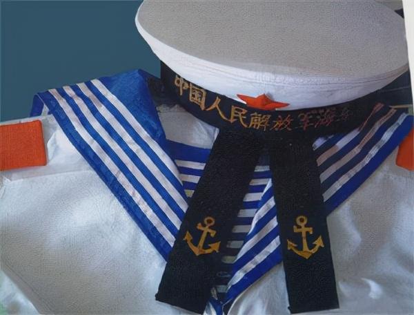 难忘74式军服——海军恢复水兵服,女兵穿上了裙子