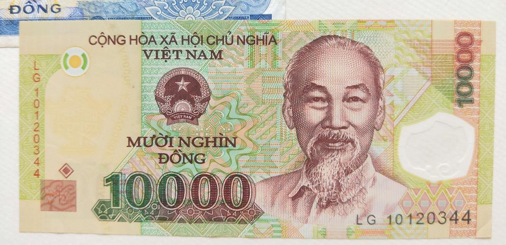 1元人民币折3300越南盾.