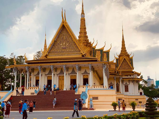 千年柬埔寨之旅:金边皇宫,金碧辉煌,庙宇轩昂,神圣庄严,干净整洁,敬而