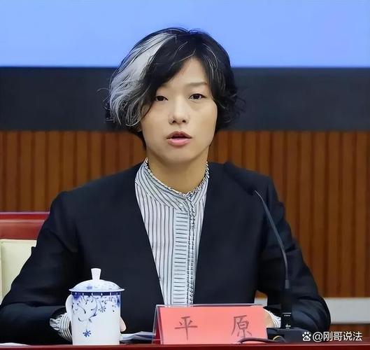深圳美女副区长一撮白发走红,网友:染黑很难吗,最新公务员可以染发?