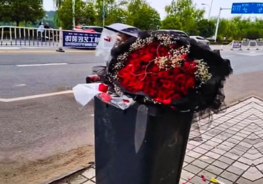 情人节后,垃圾桶塞满玫瑰花,见不得光的爱情,还能持续多久?
