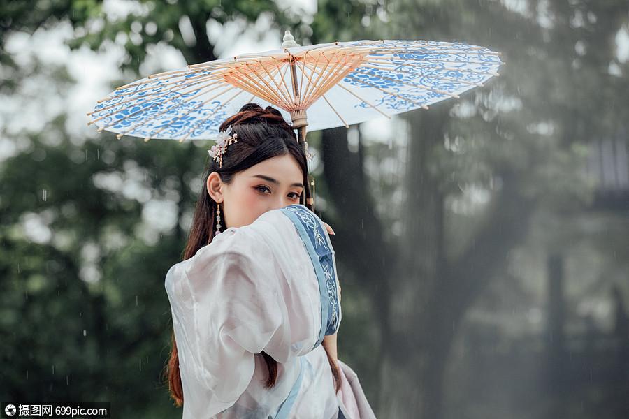 中国风古风汉服美女雨中撑伞