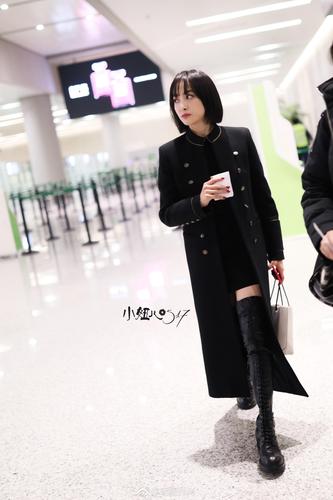 12月6日,宋茜现身上海机场,她身穿修身黑色风衣搭配过膝长靴