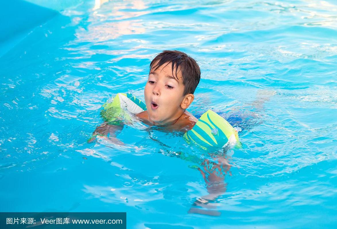 小男孩在游泳池里