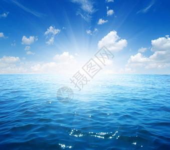 蓝色的大海和天空上的太阳图片素材