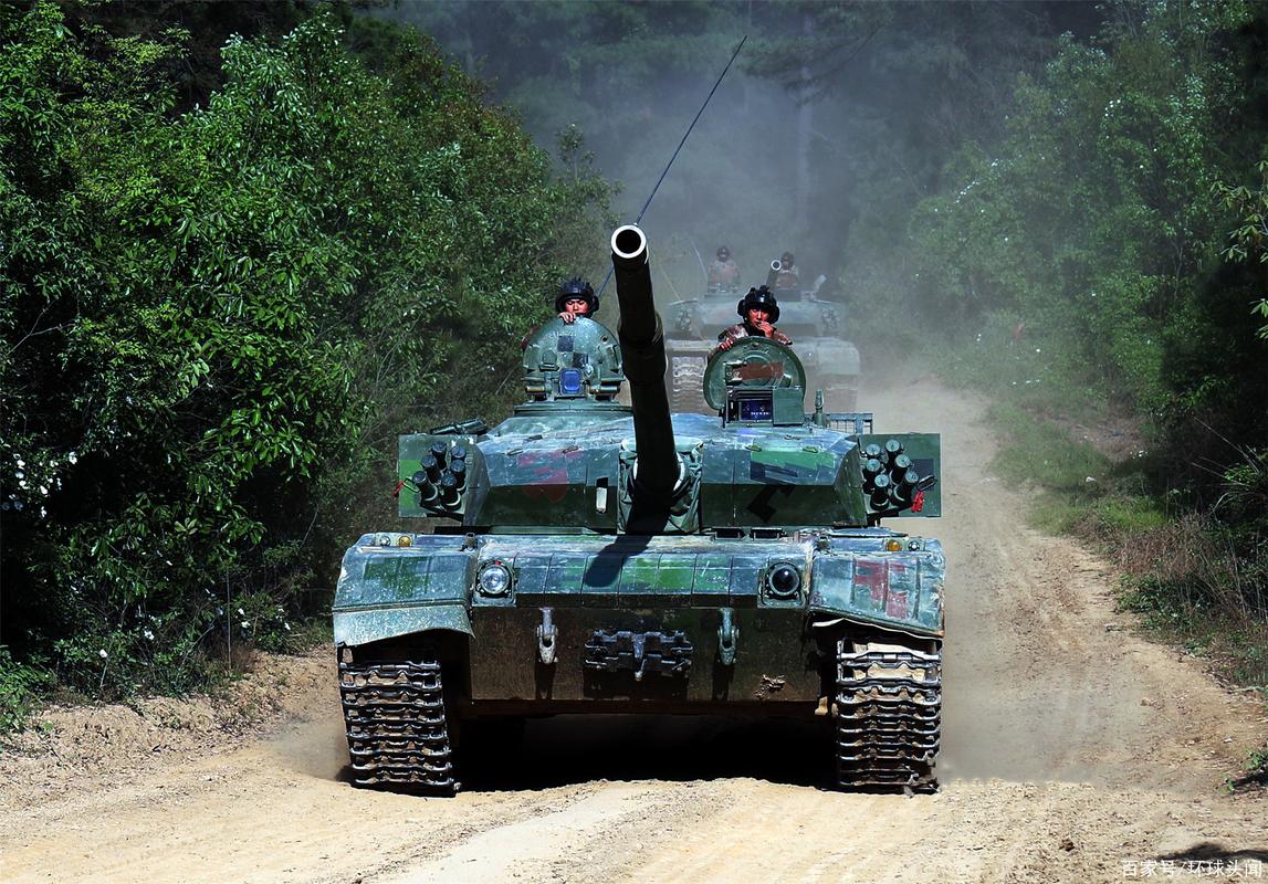 96式坦克戈壁极限距离练实弹射击,炮口火云缭绕十分壮观!