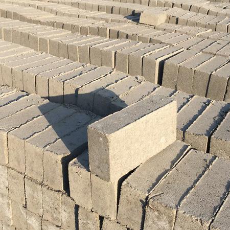 主营产品是混凝土水泥砖和混凝土空心砌块有各种规格各种型号