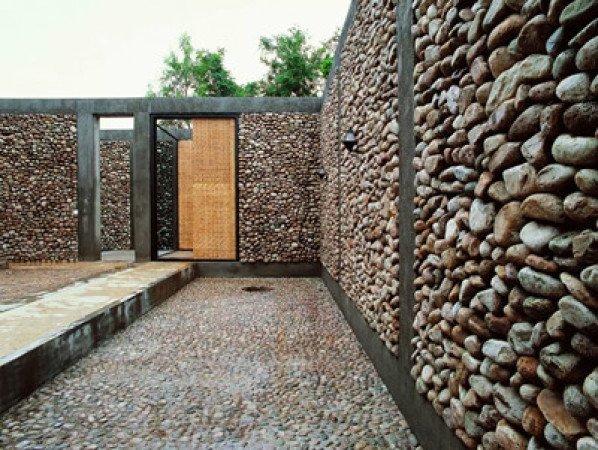 房子是当地最常见的材料造的:石头和竹节板.