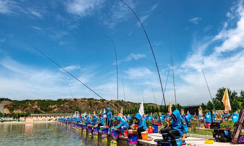 全国第二届钓鱼比赛参赛的180名选手正角逐在运城黄河湿地圣天湖