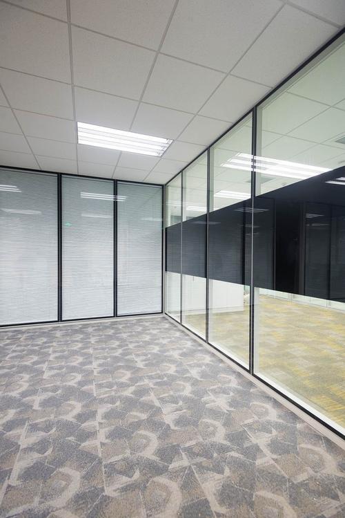 珠海办公室玻璃隔断墙给自己隐私空间