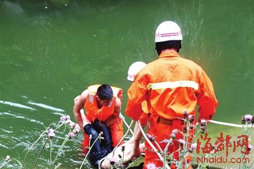 消防人员将溺水的学生捞起