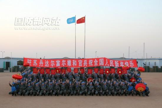 春节将到,官兵们写标语,拉横幅,举灯笼给祖国和人民拜年.范永华 摄