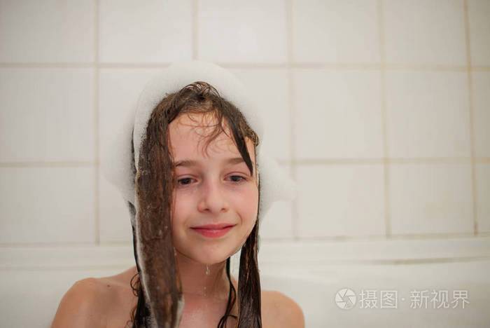 小女孩在浴缸里小女孩在浴缸里用泡沫洗澡
