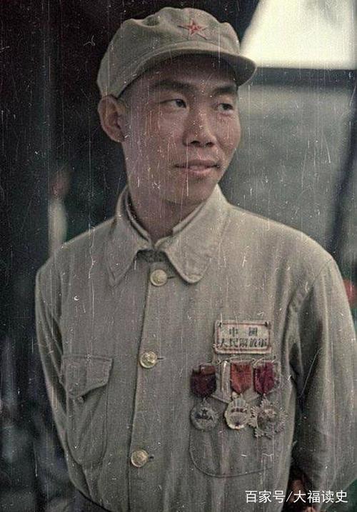 老照片:解放军战士的13张单兵照,可敬的前辈,难得的彩照