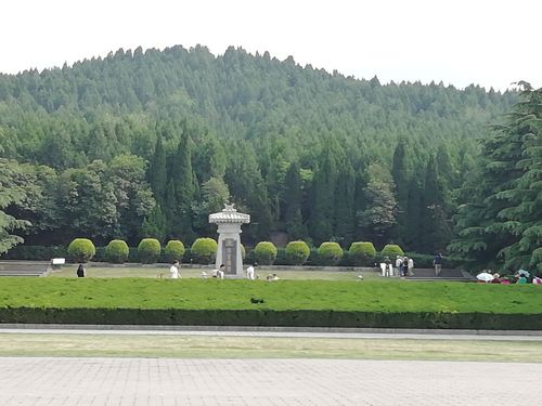 秦始皇陵是中国历史上第一位皇帝嬴政的陵寝位于骊山北麓.