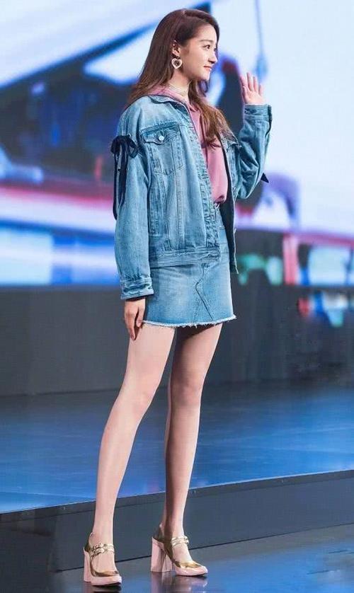 这3张关晓彤的时尚照片可以看出来关晓彤的腿到底有多长?