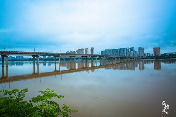 在这里还能看到红军长征渡江大桥,现在这座桥也成为了于都的交通要到.