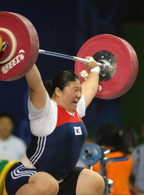 9月26日,当日,在泰国清迈进行的2007世界举重锦标赛女子75公斤以上级