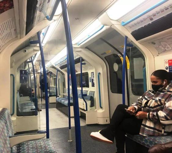 伦敦地铁里采取了强制带口罩否则罚款的措施,而且车厢里的乘客都会