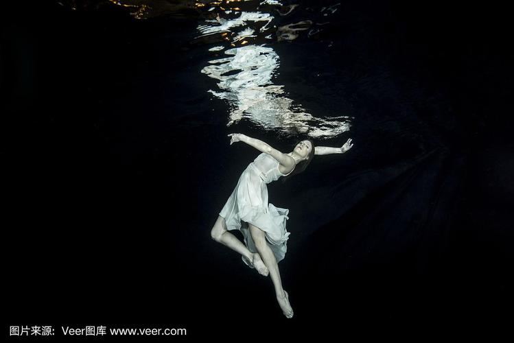 年轻的女芭蕾舞者在水下跳舞