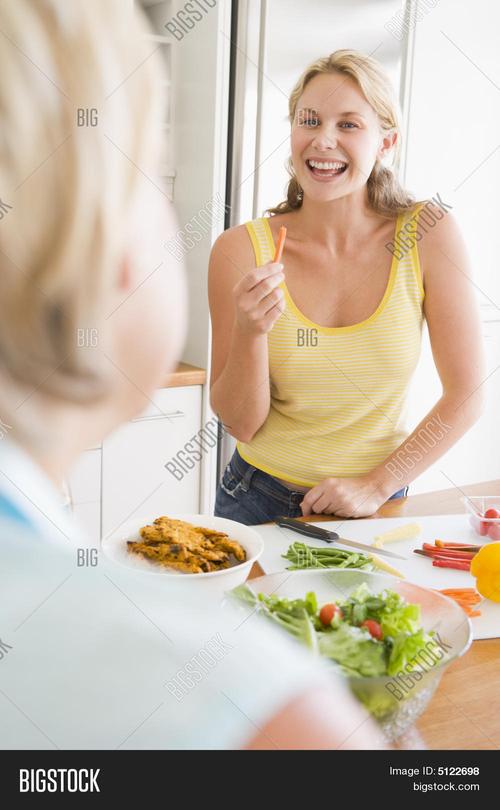朋友准备膳食,吃饭时说话的女人 库存照片和库存图片 | bigstock