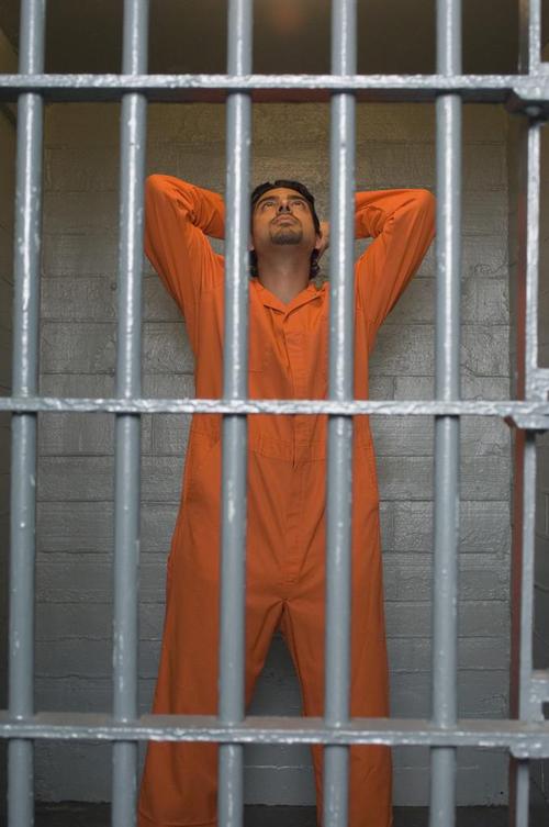 在监狱里的囚犯,刑事常设监狱铁窗头上的双手