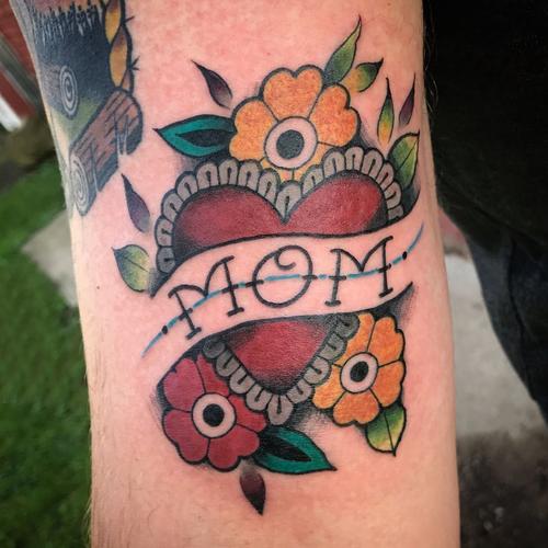 男生手臂上彩绘简单线条心形花朵和英文纹身图案
