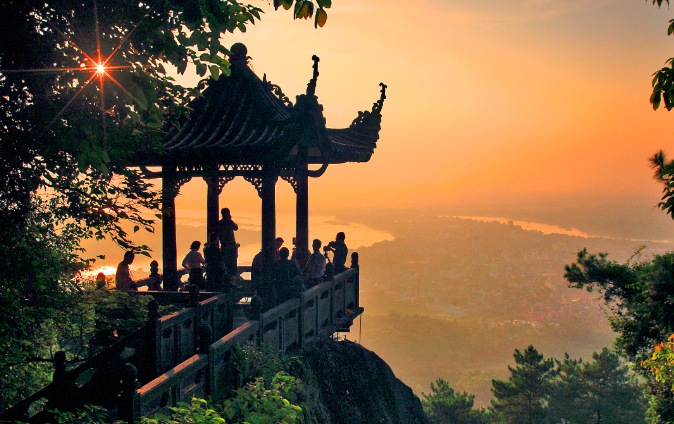 景点介绍:龙华寺是西山风景区内的精华地带,也是游客来此参观拜佛的