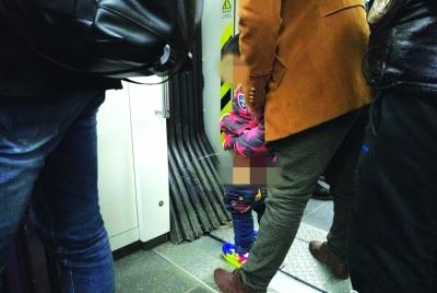 小孩地铁便溺惊呆乘客 武汉地铁:上车前先上厕所
