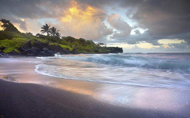 海浪冲击,黑色的沙滩,夏威夷 壁纸 - 1920x1200