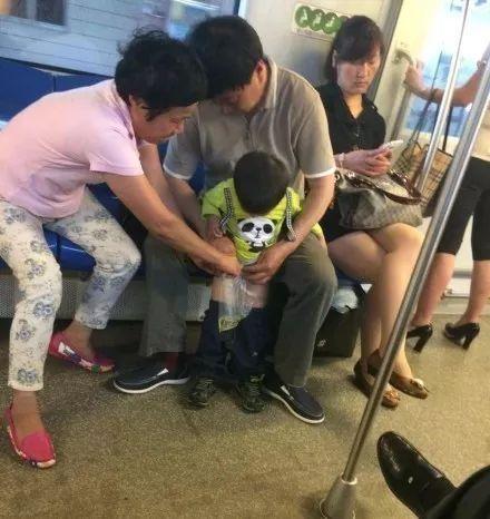 男孩在地铁站过道大便香港女子怒骂这里不是内地