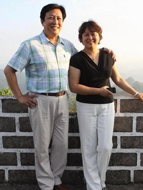 唐国强和他的初婚妻子孙涛在1979年喜结连理,随后很快迎来了他们的