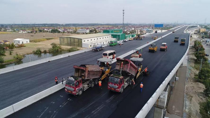 328国道海姜段采用高架式 地面式快速路方案,起于泰高高速泰州东出口